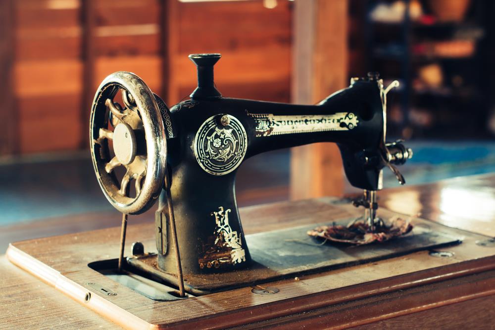 Conheça a história da invenção da máquina de costura